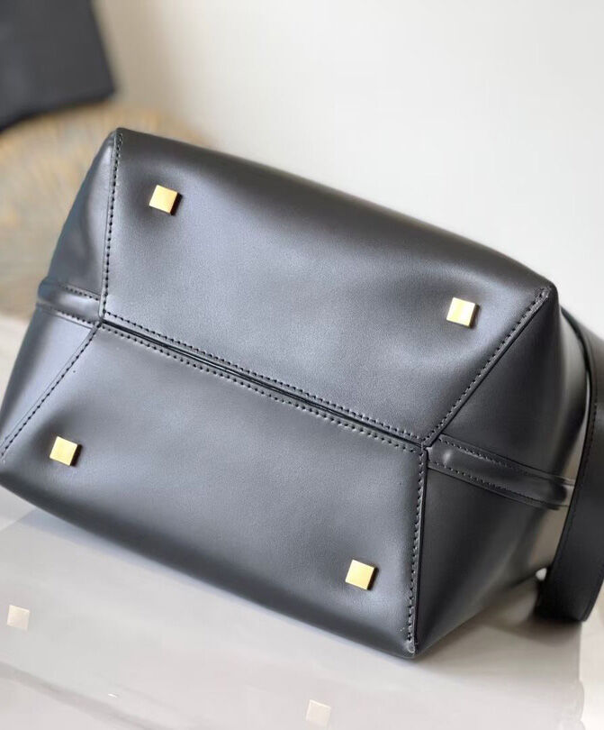 Saint Laurent Le 37 In Shiny Leather Black